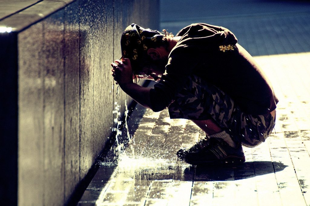 Homem se refresca em uma fonte durante a onda de calor em 2010 em Londres. Foto: Flickr/Chris JL