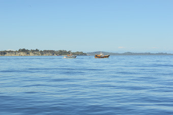 Lanchas pesqueiras atravessam o Canal do Chaco, na costa da Ilha Grande de Chiloé, na Região dos Lagos, sul do Chile. Foto: Claudio Riquelme/IPS