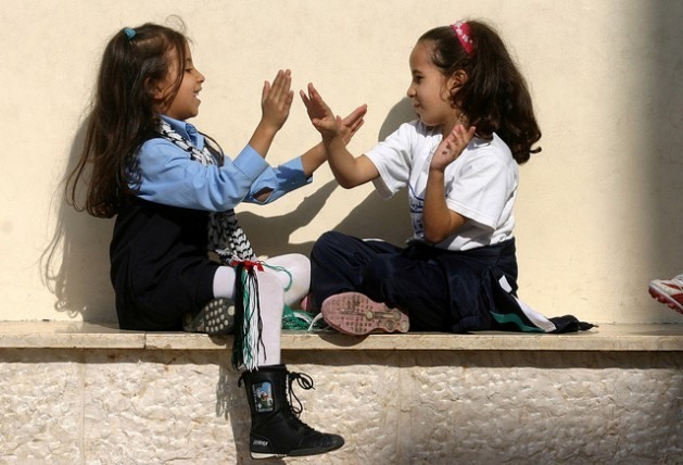 Duas estudantes brincam em Gaza. Dezenas de crianças e refugiados palestinos dependem da comunidade internacional para terem suas necessidades de educação atendidas. Foto: Mohammed Omer/IPS