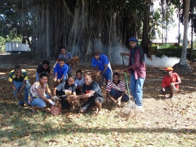 Todos os dias pode-se ver os integrantes do movimento Tropical Gems cuidando dos espaços públicos em Madang, cidade na costa norte de Papua-Nova Guiné. Foto: Catherine Wilson/IPS
