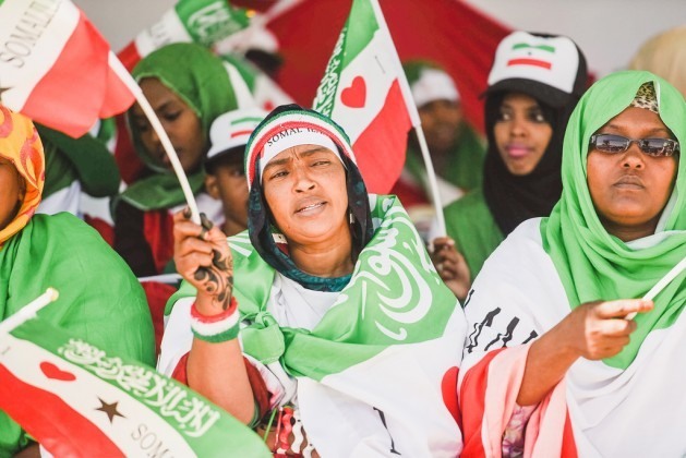 As mulheres expressam seu orgulho nacional na celebração do Dia da Independência da Somalilândia, 18 de maio, em Hargeisa, capital do país. As defensoras dos direitos femininos querem uma lei de cotas, que lhes dará maior participação nos processos de decisão do país. Foto: Katie Riordan/IPS