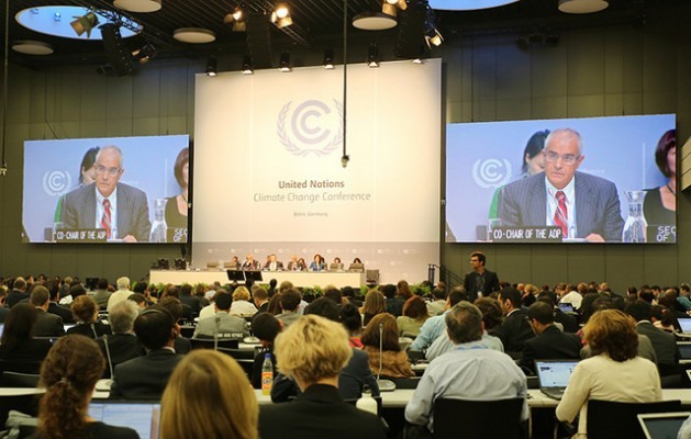 Nos telões do plenário da sessão de negociações climáticas de Bonn, a imagem do copresidente do ADP, o argelino Ahmed Djoghlaf, durante o encerramento do encontro. Foto: Cortesia IISD