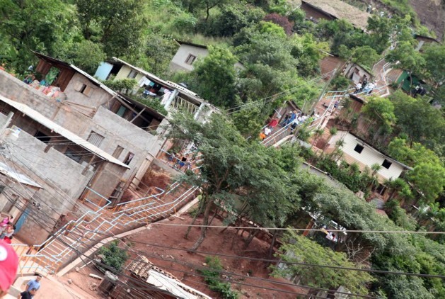 Novas escadarias e corrimãos no populoso bairro de La Villanueva, em Tegucigalpa, aliviam a vida de seus habitantes e também servem de rota de evacuação diante de calamidades climáticas na capital de Honduras. Este é o tipo de resposta que se exige da ciência climática humana. Foto: Luis Elvir/IPS