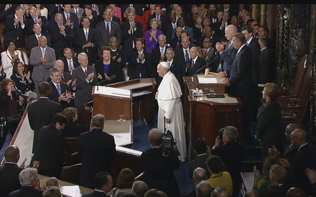 Papa é aplaudido de pé pelos dois lados da divisão partidária norte-americana, após discurso no Congresso dos Estados Unidos. Foto: Câmara de Representantes dos Estados Unidos