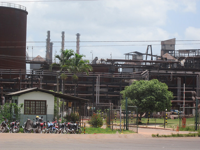 Entrada da fábrica da Alunorte, produtora de alumina, a base da indústria do alumínio, cuja produção caiu no Brasil devido aos altos custos, especialmente da energia elétrica. Foto: Mario Osava/IPS