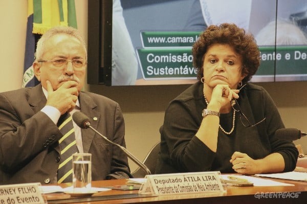 Deputado Átila Lira (PSBI/PI) e Ministra do Meio Ambiente Izabella Teixeira ouvem pergunta de parlamentar. Foto: © Alan Azevedo / Greenpeace