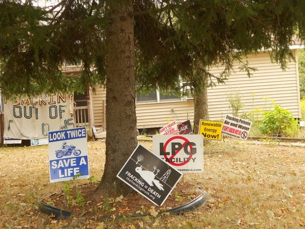 O ativista Ray Kimble transformou sua casa, em Dimock, em um emblema da oposição à exploração de gás de xisto e à técnica do fracking no Estado da Pensilvânia, nos Estados Unidos. Foto: Emilio Godoy/IPS