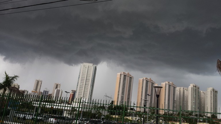  Embora as ilhas de calor existentes em toda a extensão do eixo Rio-São Paulo possam também levar as células de tempestades a se precipitarem com grande violência sobre as cidades. Foto: Rosi Masiero.