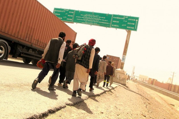 Migrantes afegãos voltam para casa após serem deportados do Irã. Foto: Karlos Zurutuza/IPS
