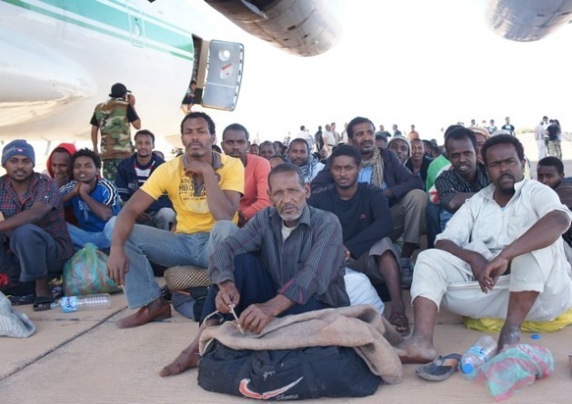 Migrantes do Chade que serão repatriados por avião partindo do aeroporto de Kufra, na Líbia. Foto: Rebecca Murray/IPS