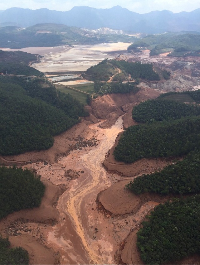 Rejeitos da mineradora Samarco formaram uma onda de lama que destruiu o distrito de Bento Rodrigues e chegou a outras regiões de Minas Gerais e do Espírito Santo. Foto: Corpo de Bombeiros/MG