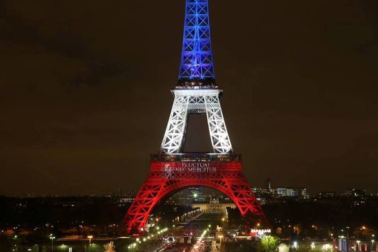 Torre Eiffel é iluminada com cores da bandeira francesa. Foto: Sophie Robichon/ Mairie de Paris