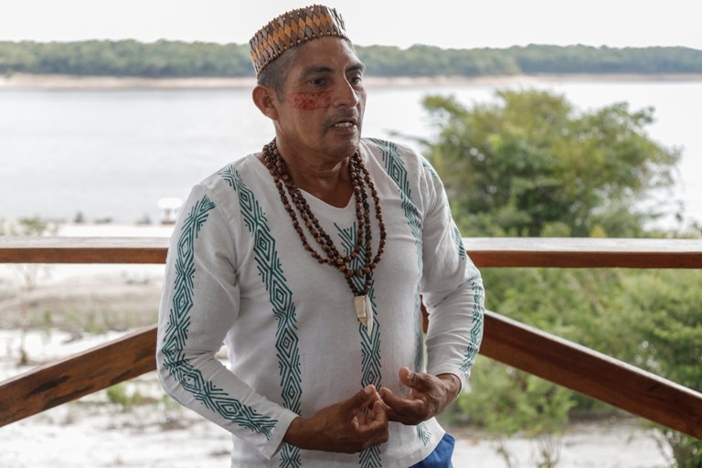 O líder da comunidade indígena Três Unidos, relata com orgulho a luta de seu povo kambeba. Foto: Divulgação