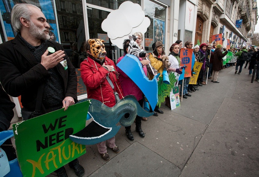 Ativistas vestidos como animais forma uma corrente humana pelo clima, no Boulevard Voltaire. Foto: Flickr/Tree Alerts