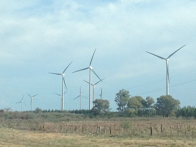 O Uruguai possui 16 parques eólicos de médio e grande potenciais, como este do departamento de Tacuarembó. O país já conta com uma potência eólica instalada de 670 megawatts e com uma quantidade similar em construção, fazendo com que 30% de sua demanda elétrica sejam atendidas com a força dos ventos até 2016. Foto: Ana Libisch/IPS 