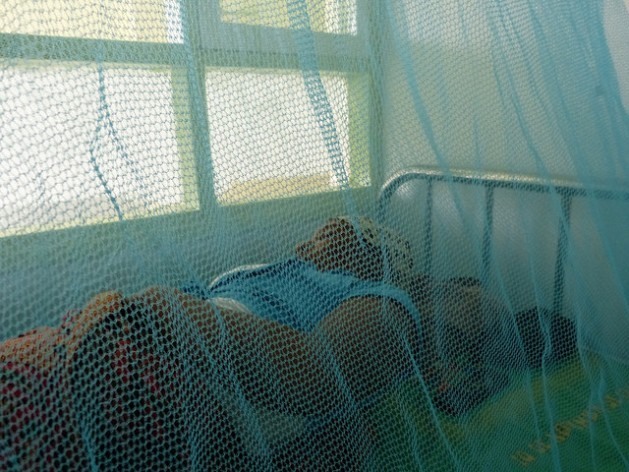 A malária tem consequências lamentáveis para as mulheres grávidas com HIV e seus bebês. Dormir sob um mosquiteiro e tomar o comprimido contra a malária ajuda a mantê-las a salvo. Foto: Mercedes Sayagues/IPS