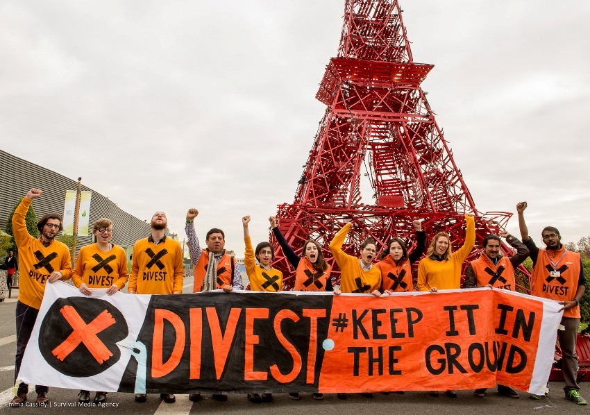 Ativistas da 350.org realizam ato contra combustíves fósseis, durante a COP21, em Paris. Foto: Emma Cassidy | Survival Media Agency/ Flickr