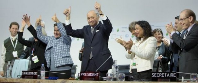 O presidente da COP 21, Laurent Fabius (centro), e outros líderes da cúpula de Paris aplaudem e fazem sinais de vitória pelo histórico acordo universal e vinculante para enfrentar a mudança climática. Foto: CMNUCC