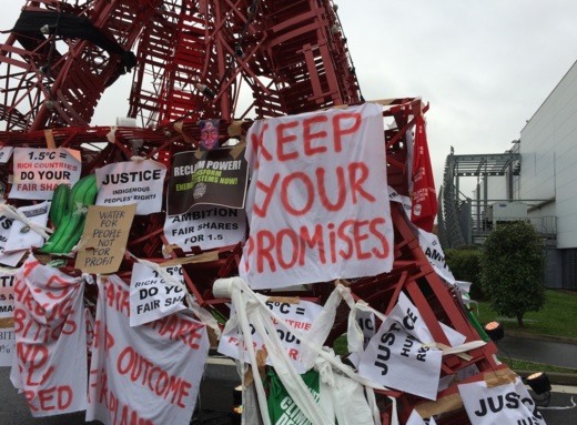 Protestos em réplica da Torre Eiffel no parque de exposições de Le Bourget. Foto: Claudio Angelo/OC
