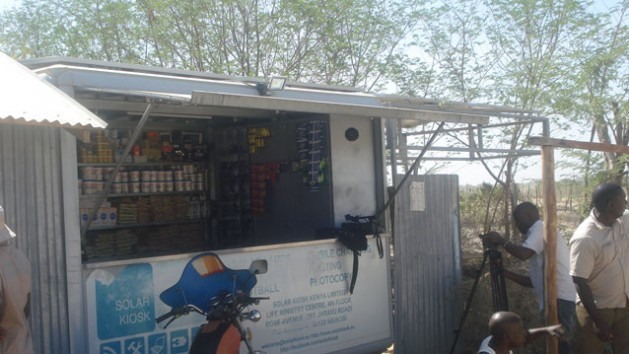 Um dos quiosques solares com produtos à venda. Além de bebidas e alimentos, oferece acessórios e serviços como recarregar celulares. Foto: Justus Wanzala/IPS 
