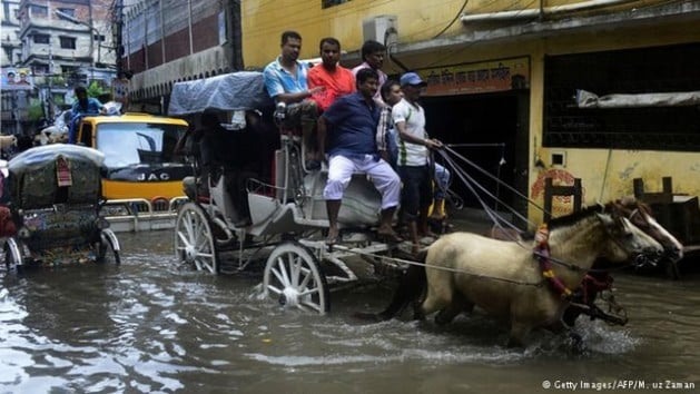 Uma rua inundada em Daca. Foto: Getty Images/AFP/M