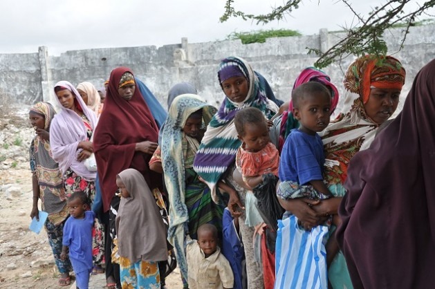 Mulheres com seus filhos fazem fila na clínica de saúde do acampamento de Badbaado, nos arredores de Mogadíscio, na Somália, onde chegaram fugindo da seca Foto: AbdurrahmanWarsameh/IPS