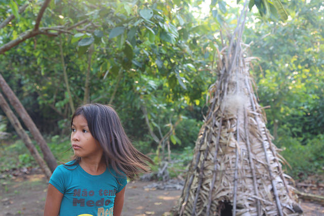 Menina da aldeia indígena SawréMuybu, localizada no curso médio do rio Tapajós, entre os municípios de Itaituba e Trairão, no Pará. Foto: Fabiana Frayssinet/IPS 