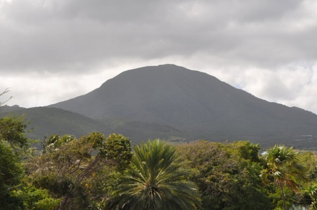 O monte Neves fica no centro da ilha vulcânica de mesmo nome, que tem grandes reservas de energia geotérmica. Foto: Desmond Brown/IPS