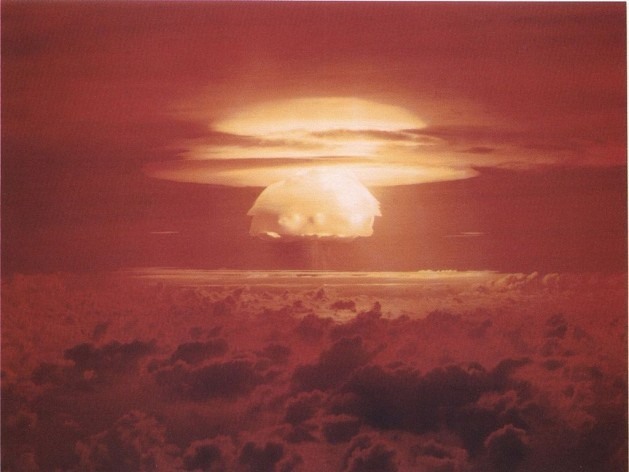 O cogumelo atômico sobre o atol de Bikini, nas Ilhas Marshall, gerado por Castle Bravo, o maior teste nuclear realizado pelos Estados Unidos em toda sua história. Foto: Departamento de Energia dos Estados Unidos, por intermédio daWikimediaCommons 