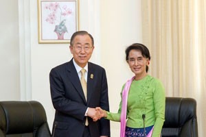 O secretário-geral da ONU, Ban Ki-moon, se reuniu com Aung San Suu Kyi na Birmânia (Myanmar), em novembro de 2014. Foto RichBajornas/ONU
