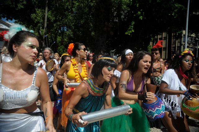 Integrantes de um bloco de mulheres dançam portando instrumentos de raízes africanas, em desfile em um bairro do Rio de Janeiro durante o carnaval deste ano, que confirmou o resgate popular da festa. Foto: Tânia Rêgo/Agência Brasil