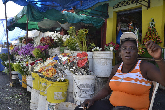 A florista Antonia Abreu, uma das poucas vendedoras ambulantes que aceitaram falar sobre a dura realidade das imigrantes haitianas na República Dominicana, em seu posto de venda no bairro de Pequeno Haiti, em Santo Domingo, capital da República Dominicana. Foto: Dionny Matos/IPS