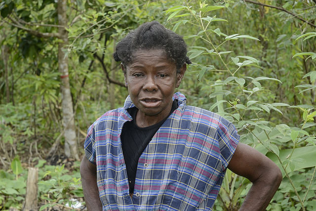 Uma imigrante haitiana no assentamento rural de Mata Mamón, na República Dominicana, onde trabalha como diarista. As mulheres haitianas que trabalham nas fazendas dominicanas são invisíveis, tanto para as estatísticas como para os programas de apoio aos migrantes rurais, denunciam ativistas. Foto: Dionny Matos/IPS