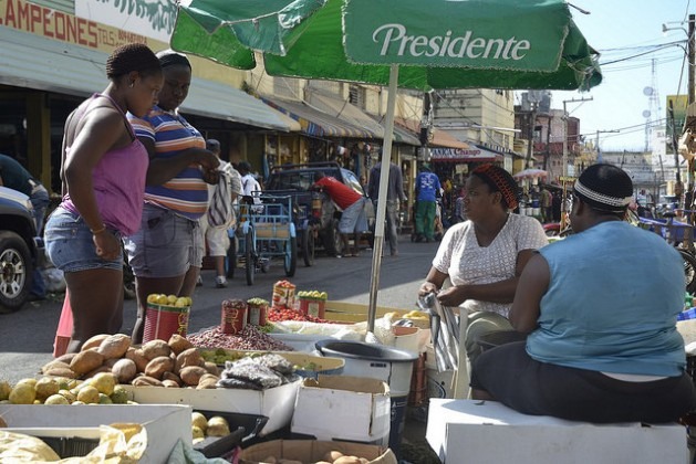 Duas vendedoras de frutas, grãos e vegetais, no mercado de rua em Pequeno Haiti, em Santo Domingo, capital da República Dominicana. Elas permitiram ser fotografadas, mas preferiram não falar de sua situação. O medo faz parte da vida das imigrantes haitianas no país. Foto: Dionny Matos/IPS