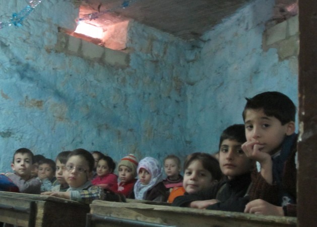 Meninas e meninos da cidade síria de Alepo são obrigados a frequentar escolas subterrâneas, em outubro de 2014. Foto: ShellyKittleson/IPS
