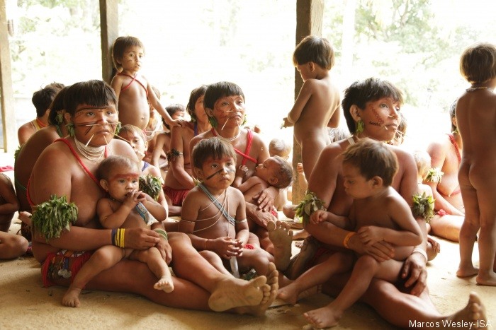 Mulheres e crianças yanomami na apresentação dos resultados do estudo sobre contaminação por mercúrio. Região do Papiú, Terra Indígena Yanomami