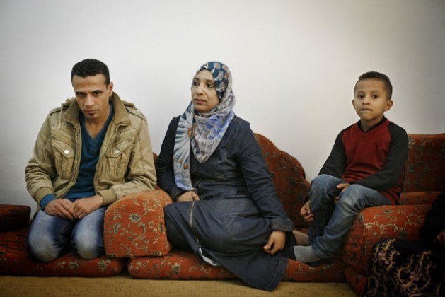 O refugiado palestino IyadYusef saiu da Síria rumo a Gaza com muitos integrantes de sua família. Na foto está ao lado de sua esposa, Ibtisam, e de seu filho mais novo, Noor, em um apartamento em BeitHanoun, no território palestino de Gaza. Foto: Silvia Boarini/IPS