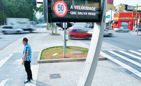 A prefeitura de São Paulo estabeleceu no ano passado o limite de 50 km/h para circulação nas vias arteriais.