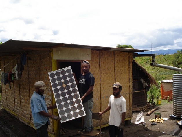 Comunidades rurais de Papua-Nova Guiné instalam seus próprios painéis solares rentáveis e eficientes. Foto: Catherine Wilson/IPS