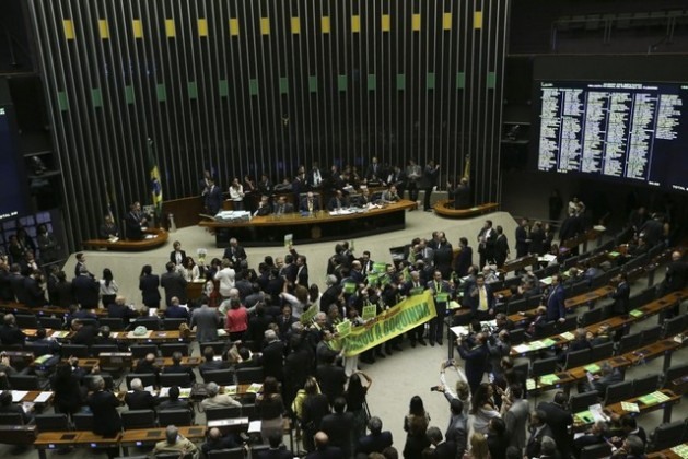 Em um ambiente nervoso e dividido, começou no dia 15, na Câmara Federal, a histórica votação sobre a abertura do processo de impeachment da presidente Dilma Rousseff. Foto: Marcelo Camargo/Agência Brasil