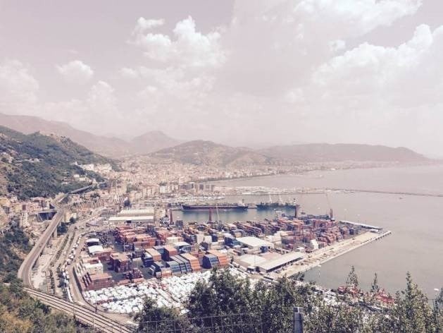 Contêineres empilhados no porto italiano de Salerno. Foto: FAO 
