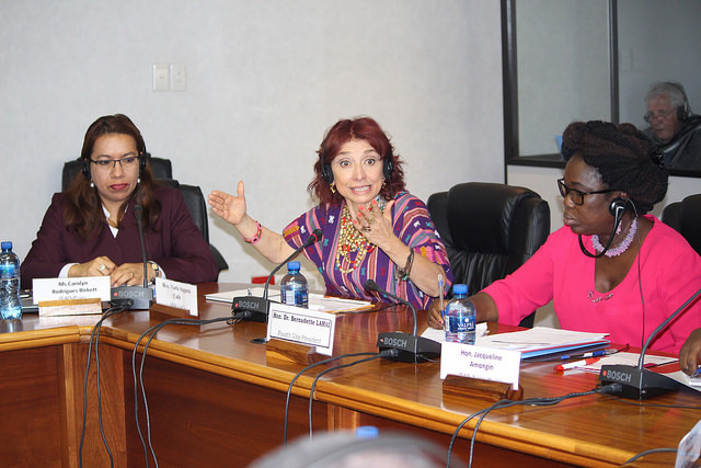 A partir da esquerda: coordenadora especial da FAO para alianças parlamentares, Caroline Rodrigues Birkett; Maria Augusta Calle, do Equador, e a vice-presidente do PAP, BernadetteLahai. Foto: Desmond Latham/IPS