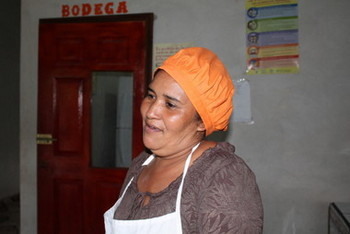 Rubenia Cortes, uma das mães que são cozinheiras voluntárias na escola da remota aldeia de La Cañada, no departamento de Lempira, no ocidente de Honduras. Elas cozinham em um espaço que deve sua construção à contribuição de pais e professores. Foto: Cortesia de Thelma Mejía