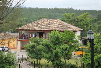 Vista de Belén, um povoado e cabeceira do município rural de mesmo nome, em meio às montanhas do ocidente de Honduras, no departamento de Lempira, onde um programa com foco nas escolas melhora a nutrição de suas remotas comunidades indígenas. Foto: Cortesia de Thelma Mejía