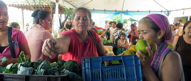 As mais de quatro mil sócias da Federação de Cooperativas de Mulheres Agropecuárias da Nicarágua realizam feiras para a venda direta aos consumidores de seus produtos, boa parte deles produzidos de forma ecológica. Foto: Femuprocan