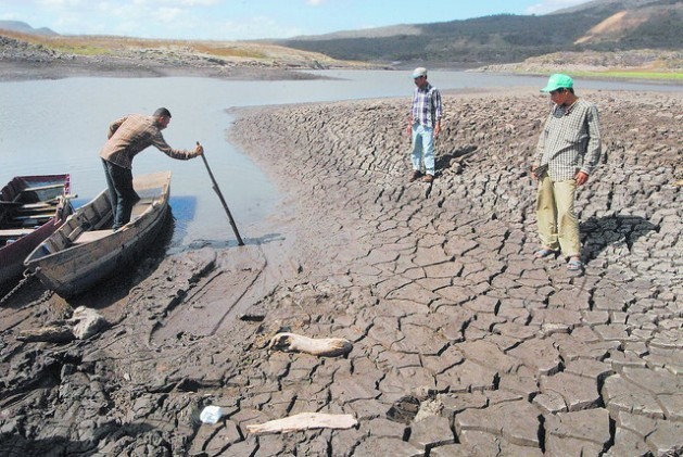 O lago Las Canoas, na localidade de Tipitapa, perto de Manágua, seca cada vez que o fenômeno El Niño visita a Nicarágua e deixa seus habitantes sem pesca e sem água para seus cultivos. Foto: Guillermo Flores/IPS