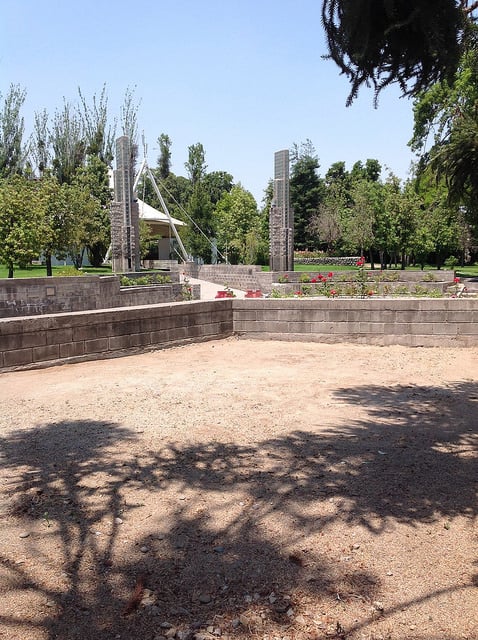Cerca de 20 mil pessoas visitam anualmente o Parque pela Paz Villa Grimaldi, levantado na pré-cordilheira, em cujos pés fica Santiago do Chile, a partir das ruinas do que foi o maior centro de tortura durante a ditadura do general Augusto Pinochet. Foto: Orlando Milesi/IPS
