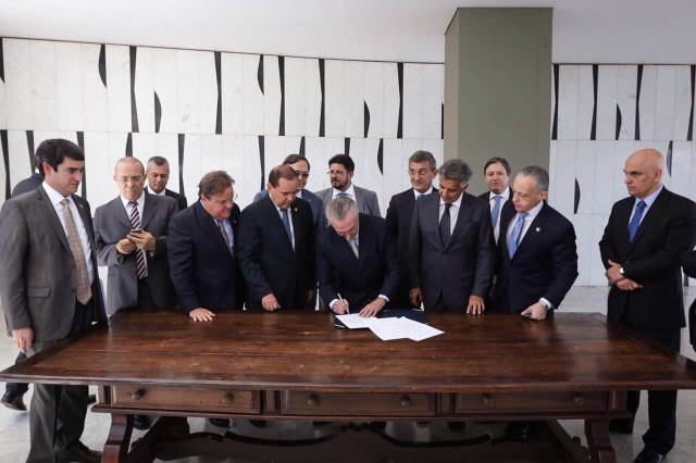 Michel Temer assina a notificação do Senado sobre o afastamento de Dilma Rousseff de suas funções como presidente, que o converte em presidente interino. Foto: Marcos Corrêa/Vice-Presidência da República