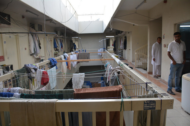 Acampamento de trabalho em Dubai, onde os dormitórios são destinados aos trabalhadores de acordo com sua nacionalidade, e chega a haver até oito pessoas por quarto. Foto: S. Irfan Ahmed/IPS