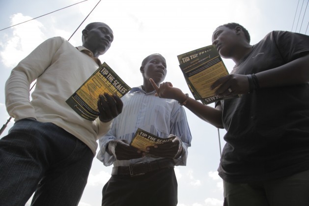 Ativistas que defendem a justiça tributária no Quênia. Foto: ZahraMaloo/IPS